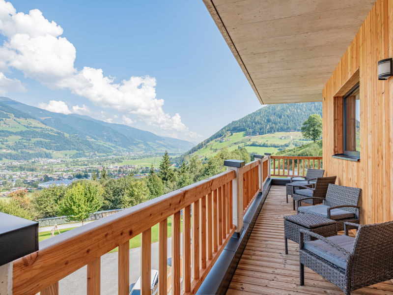 Balkon mit Sitzgelegenheit und herrlichem Blick über das Salzachtal von der Ferienwohnung Hoferlitzlhubgut in Mittersill.