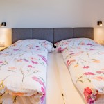 Gemütliches Schlafzimmer mit Doppelbett in der Ferienwohnung Hoferlitzlhubgut in Mittersill. thumbnail