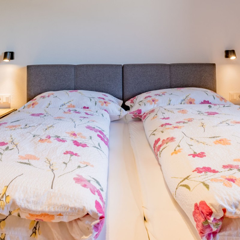 Gemütliches Schlafzimmer mit Doppelbett in der Ferienwohnung Hoferlitzlhubgut in Mittersill.