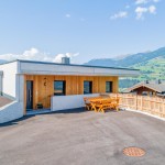 Außenansicht des Hoferlitzlhubguts, ein geräumiges Ferienhaus in Mittersill für bis zu 10 Personen, umgeben von einer malerischen Berglandschaft. thumbnail