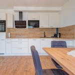 Die moderne Küche mit dem stilvollen Küchentisch in der Ferienwohnung Hoferlitzlhubgut in Mittersill ist ideal für gemütliche Mahlzeiten geeignet. thumbnail