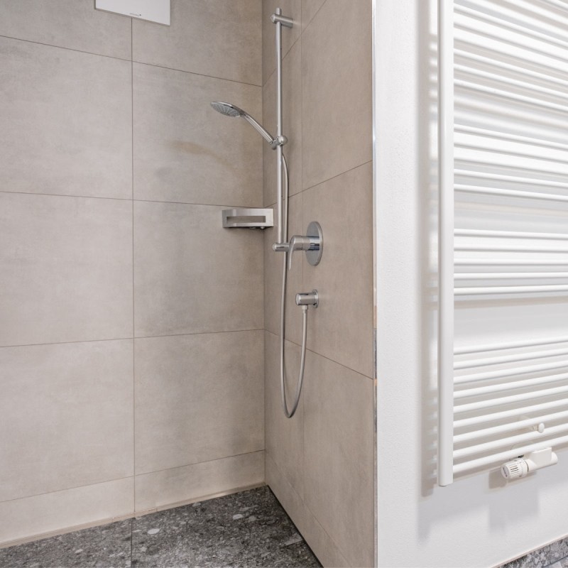 Moderne Dusche in der Ferienwohnung Hoferlitzlhubgut in Mittersill. Stilvoll und hochwertig in der Ausstattung.