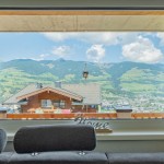 Ausblick aus dem Fenster der Ferienwohnung Hoferlitzlhubgut mit Blick auf die beeindruckenden Kitzbüheler Alpen. thumbnail
