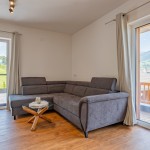 Gemütliche Sitzecke mit Glastisch in der Ferienwohnung Hoferlitzlhubgut in Mittersill, einladend und stilvoll gestaltet. thumbnail