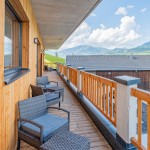 Sonniger Balkon mit Sitzgelegenheit und Blick Richtung Resterhöhe in der Ferienwohnung Hoferlitzlhubgut in Mittersill. thumbnail