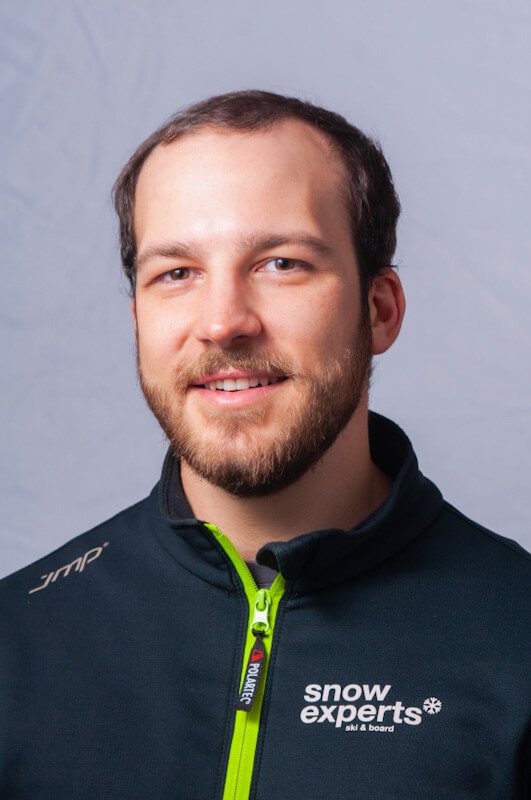 Lukas Gruber, staatlich geprüfter Skilehrer und Ausbilder der Snowsports Acadamy, bei einem professionellen Portraitfoto im Skigebiet KitzSki.