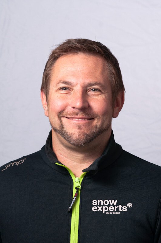 Manuel Briendl, Inhaber von Snow Experts, staatlich geprüfter Skilehrer und Skiführer und D-Trainer, auf einem professionellen Portraitfoto.